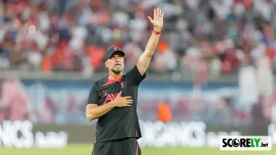 Jürgen Klopp saludando a la afición con ropa de entrenamiento del Liverpool (foto de archivo)