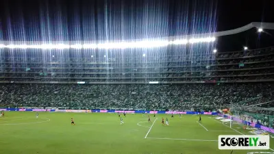 Estadio del Deportivo Cali durante un partido nocturno con aficionados en gradas (foto de archivo)