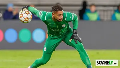 Portero del Manchester City con uniforme verde sosteniendo un balón (file photo)