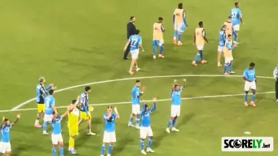 Jugadores del Napoli saludando a la afición tras un partido (foto de archivo)