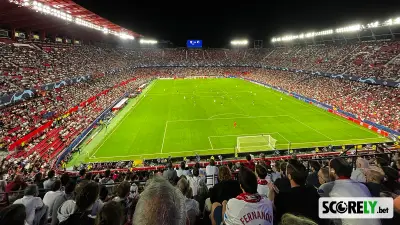 Vista panorámica del estadio Ramón Sánchez-Pizjuán durante un partido nocturno (foto de archivo)