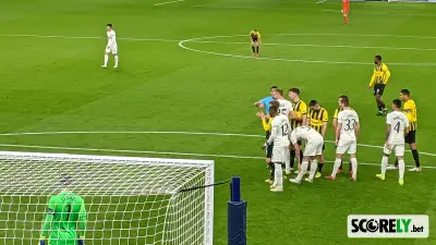 Jogadores do Tottenham Hotspur em campo durante uma partida de futebol (foto de arquivo)