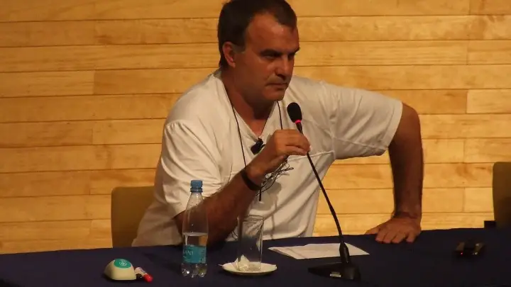 Marcelo Bielsa en una conferencia de prensa en 2009, cuando dirigía a Chile