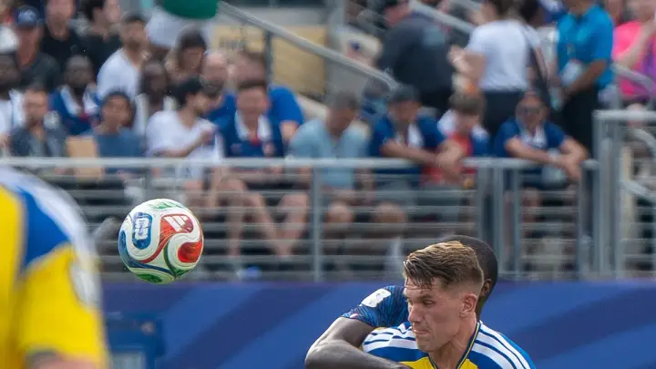 Viktor Gyökeres playing for Sweden against France