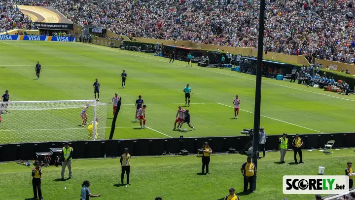 Jugadores del Atlético de Madrid disputando un partido en el campo (foto de archivo)