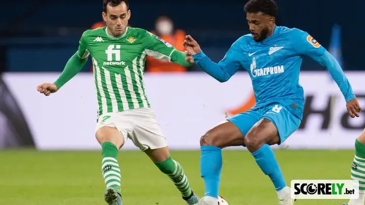 Jugador del Real Betis disputa el balón contra un rival (foto de archivo)