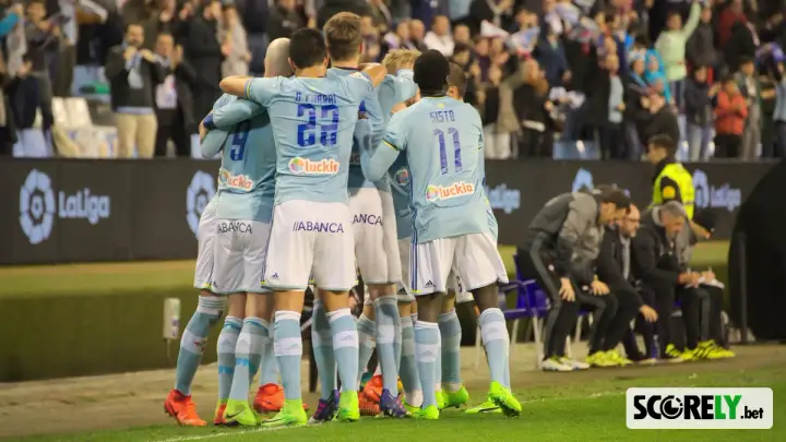 Jugadores del Celta de Vigo celebrando un gol en el campo (foto de archivo)