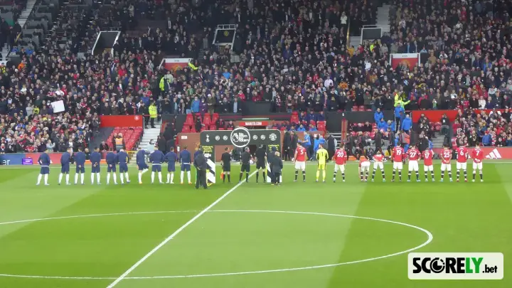 Jugadores del Manchester United formados en el campo antes del partido (foto de archivo)