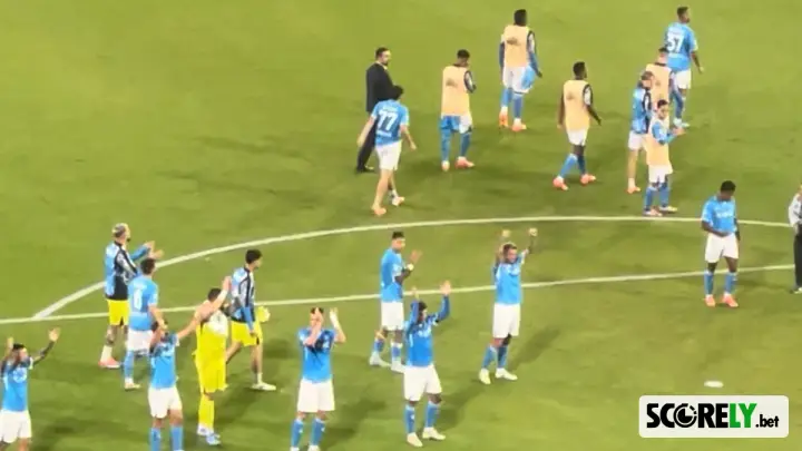 Jugadores del Napoli saludando a la afición tras un partido de fútbol (file photo)