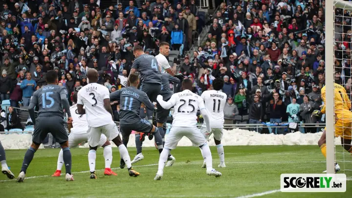 Jugadores de New York City FC disputando un balón aéreo en partido (file photo)