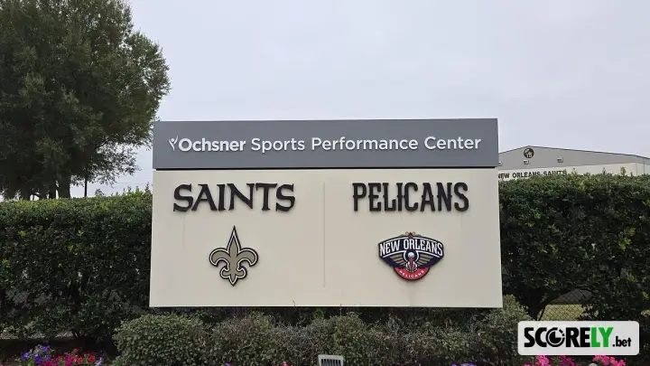 Cartel exterior del Ochsner Sports Performance Center con logos de Pelicans (foto de archivo)