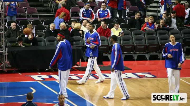 Jugadores de los Detroit Pistons calentando en la cancha antes del partido (file photo)