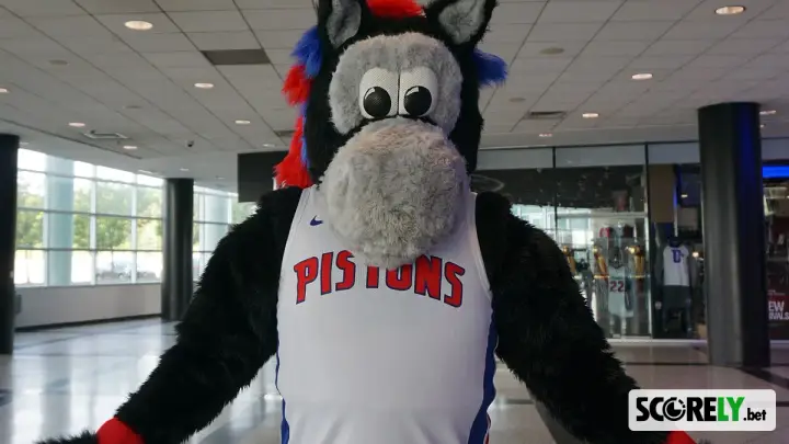 Hooper, la mascota oficial de los Detroit Pistons, posando en el estadio (foto de archivo)