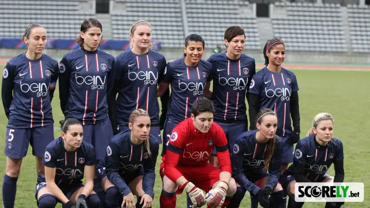 Jugadoras del equipo femenino del Paris Saint-Germain posando en el campo (foto de archivo)