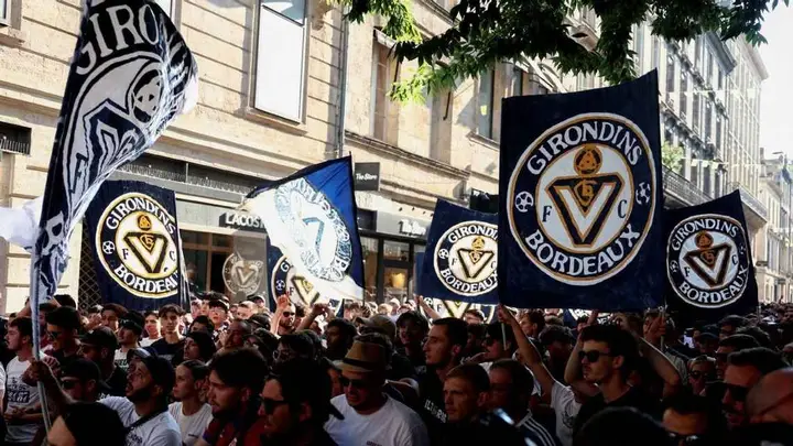 Los aficionados del Burdeos protestan tras el descenso forzoso del club.