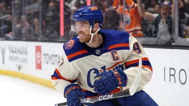 McDavid celebrates game #800 with a 4-POINT NIGHT!